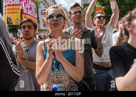 Giugno 17, 2017 - Londra, Regno Unito - Londra, Regno Unito. 17 Giugno, 2017. Una protesta a Downing St invita Theresa Maggio a dimettersi. Per la maggior parte costituito da schietti sostenitori di Jeremy Corbyn, sorretti da risultati elettorali che lui ha mostrato di essere eminentemente elezionabile, vi sono stati interventi di parlamentari laburisti Marsha De Cordova che ha guadagnato Battersea dai conservatori, Rupa Huq che hanno notevolmente aumentato la sua piccola maggioranza e Shadow istruzione Segretario Angela Rayneri. Ci sono stati altri che hanno parlato del DUP, come un partito intrinsecamente collegata con quella protestante i gruppi terroristici e dominato da un omofobi chiesa che rappresenta un Foto Stock