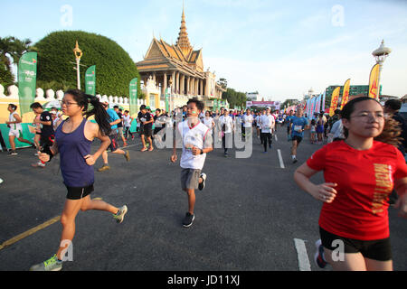 Phnom Penh Cambogia. Il 18 giugno, 2017. Persone corrono durante la settima internazionale Phnom Penh mezza maratona a Phnom Penh in Cambogia, il 18 giugno 2017. Credito: Sovannara/Xinhua/Alamy Live News Foto Stock