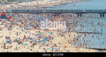 Bournemouth Beach, UK, domenica 18 giugno 2017 pranzo man mano che la temperatura aumenta a 30 gradi sulla costa sud dell'Inghilterra. Credito: John Beasley/Alamy Live News Foto Stock