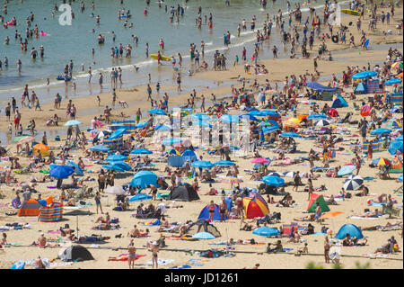 Bournemouth Beach, UK, domenica 18 giugno 2017 pranzo man mano che la temperatura aumenta a 30 gradi sulla costa sud dell'Inghilterra. Credito: John Beasley/Alamy Live News Foto Stock