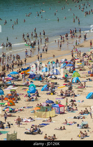 Bournemouth Beach, UK, domenica 18 giugno 2017 pranzo man mano che la temperatura aumenta a 30 gradi sulla costa sud dell'Inghilterra. Credito: John Beasley/Alamy Live News Foto Stock