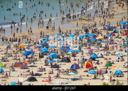 Bournemouth Beach, UK, domenica 18 giugno 2017 pranzo man mano che la temperatura aumenta a 30 gradi sulla costa sud dell'Inghilterra. Credito: John Beasley/Alamy Live News Foto Stock