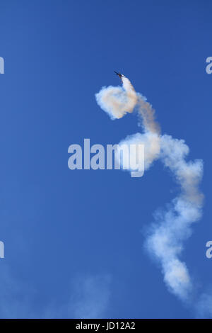 Weston-Super-Mare, Inghilterra, Regno Unito. 17 Giugno, 2017. Extra 330SC antenna sopra visualizzazione Weston Beach al Westin Air Festival. Credito: Hannah Vineer/Alamy Live News. Foto Stock