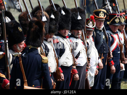 Waterloo, Belgio. Il 18 giugno, 2017. Gli amanti della storia di prendere parte ad una rievocazione della battaglia di Waterloo a Waterloo, Belgio, 18 giugno 2017. Credito: Voi Pingfan/Xinhua/Alamy Live News Foto Stock