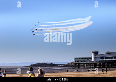 Weston-Super-Mare, Inghilterra, Regno Unito. 17 Giugno, 2017. RAF frecce rosse volare oltre Weston-Super-Mare il Grand Pier at Weston Air Festival. Credito: Hannah Vineer/Alamy Live News. Foto Stock