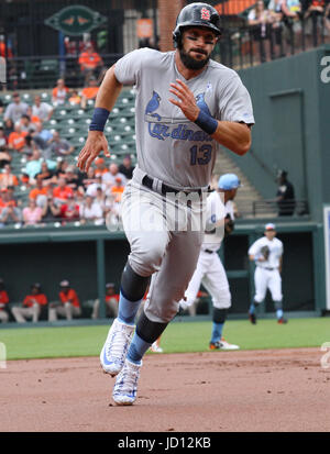 Baltimore, MD, Stati Uniti d'America. 17 Giugno, 2017. Louis Cardinals primo baseman Matt Carpenter (13) corre alla terza base durante il St. Louis Cardinals vs Baltimore Orioles gioco a Orioles Park a Camden Yards a Baltimora, MD. Baltimore beat St. Louis 15-7. Jen Hadsell/CSM/Alamy Live News Foto Stock