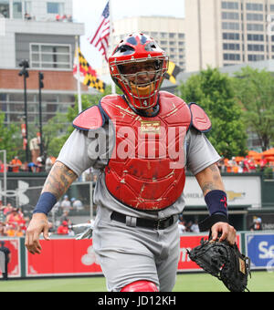 Baltimore, MD, Stati Uniti d'America. 17 Giugno, 2017. Louis Cardinals catcher Yadier Molina (4) cammina dal bull pen prima dell' inizio della St. Louis Cardinals vs Baltimore Orioles gioco a Orioles Park a Camden Yards a Baltimora, MD. Baltimore beat St. Louis 15-7. Jen Hadsell/CSM/Alamy Live News Foto Stock