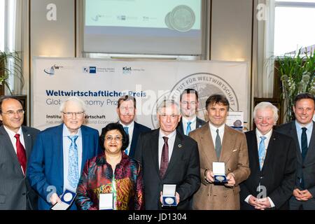 Kiel, Germania. 18nd giugno, 2017. L'aggiudicazione dell'economia globale Premio 2017 da Kiel Institut per l economia mondiale durante la Kieler Woche 2017 © Björn Deutschmann/Alamy Live News Foto Stock