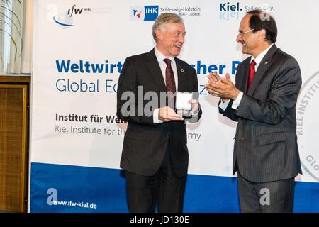 Kiel, Germania. 18nd giugno, 2017. L'aggiudicazione dell'economia globale Premio 2017 da Kiel Institut per l economia mondiale durante la Kieler Woche 2017 © Björn Deutschmann/Alamy Live News Foto Stock