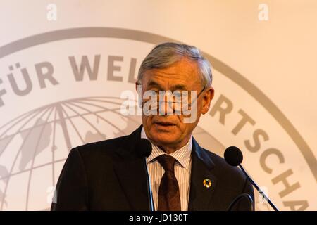 Kiel, Germania. 18nd giugno, 2017. L'aggiudicazione dell'economia globale Premio 2017 da Kiel Institut per l economia mondiale durante la Kieler Woche 2017 © Björn Deutschmann/Alamy Live News Foto Stock