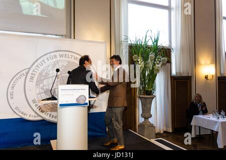 Kiel, Germania. 18nd giugno, 2017. L'aggiudicazione dell'economia globale Premio 2017 da Kiel Institut per l economia mondiale durante la Kieler Woche 2017 © Björn Deutschmann/Alamy Live News Foto Stock