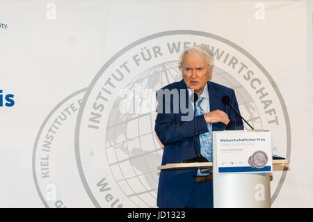 Kiel, Germania. 18nd giugno, 2017. L'aggiudicazione dell'economia globale Premio 2017 da Kiel Institut per l economia mondiale durante la Kieler Woche 2017 © Björn Deutschmann/Alamy Live News Foto Stock