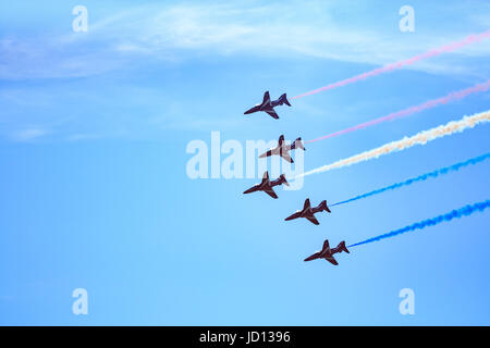 Weston-Super-Mare, Inghilterra, Regno Unito. 17 Giugno, 2017. RAF frecce rosse in formazione a Weston Air Festival. Credito: Hannah Vineer/Alamy Live News. Foto Stock