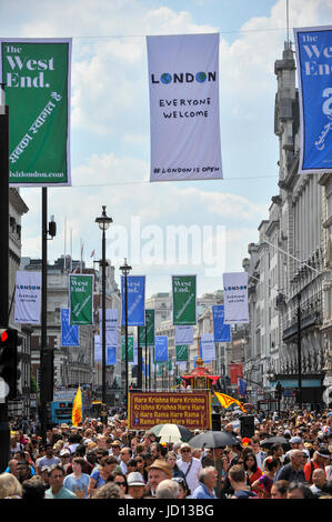 Londra, Regno Unito. Il 18 giugno 2017. I devoti festeggiare l'annuale festival Rathayatra ("carrello festival'), nel centro di Londra. Hare Krishna seguaci trainato a tre grandi carri allegorici da Hyde Park Corner a Trafalgar Square, cantare e ballare tutto il modo. Credito: Stephen Chung / Alamy Live News Foto Stock