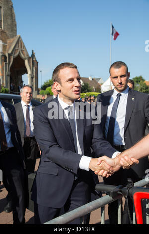 Le Touguet. Il 18 giugno, 2017. Il Presidente francese Emmanuel Macron saluta i suoi sostenitori dopo aver votato presso il municipio al secondo turno delle elezioni parlamentari a Le Touquet, Francia il 18 giugno 2017. Credito: Kristina Afanasyeva/Xinhua/Alamy Live News Foto Stock