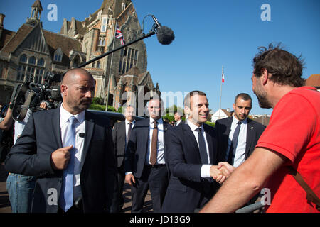 Le Touguet. Il 18 giugno, 2017. Il Presidente francese Emmanuel Macron saluta i suoi sostenitori dopo aver votato presso il municipio al secondo turno delle elezioni parlamentari a Le Touquet, Francia il 18 giugno 2017. Credito: Kristina Afanasyeva/Xinhua/Alamy Live News Foto Stock