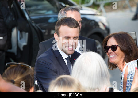 Le Touguet. Il 18 giugno, 2017. Il Presidente francese Emmanuel Macron saluta i suoi sostenitori dopo aver votato presso il municipio al secondo turno delle elezioni parlamentari a Le Touquet, Francia il 18 giugno 2017. Credito: Kristina Afanasyeva/Xinhua/Alamy Live News Foto Stock