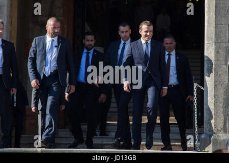 Le Touguet. Il 18 giugno, 2017. Il Presidente francese Emmanuel Macron (R) passeggiate fuori del municipio di Le Touquet, Francia il 18 giugno 2017. Elezione parlamentare ha continuato in Francia dove più di 47 milioni di elettori erano diretti alle urne domenica per scegliere il loro nuovo deputati alla Camera bassa del Parlamento. Credito: Kristina Afanasyeva/Xinhua/Alamy Live News Foto Stock