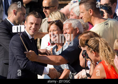 Le Touguet. Il 18 giugno, 2017. Il Presidente francese Emmanuel Macron pone per foto con i suoi sostenitori dopo aver votato presso il municipio al secondo turno delle elezioni parlamentari a Le Touquet, Francia il 18 giugno 2017. Credito: Kristina Afanasyeva/Xinhua/Alamy Live News Foto Stock