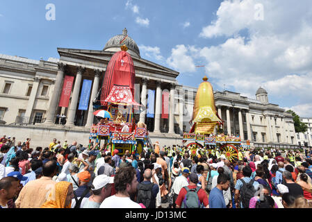 Londra, Regno Unito. Il 18 giugno 2017. Gli Hare Krishna Londra carri Rathayatra festival attraverso il centro di Londra da Hyde Park a Trafalgar Square. Credito: Matteo Chattle/Alamy Live News Foto Stock