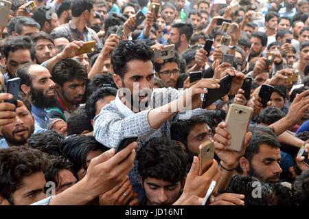 Kulgam, India. 17 Giugno, 2017. La gente urlare pro-indipendenza di slogan vicino al corpo di ribelli del Kashmir Junaid Ahmed Matoo durante il suo corteo funebre a Khudwani villaggio del distretto kulgam, 60Km da Srinagar. Tawseef lungo con due soci uccisi in 20 ore pistola lunga battaglia in Arwani Kulgam. Credito: Muneeb Ul Islam/Pacific Press/Alamy Live News Foto Stock