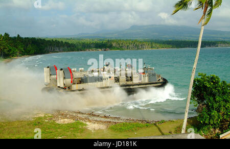 Una Marina Landing Craft Air Cushion - LCAC -entra nel surf dall isola di Jolo nelle Filippine. DoD foto di Sottufficiali di 2a classe di Brian P. Biller, U.S. Navy Foto Stock