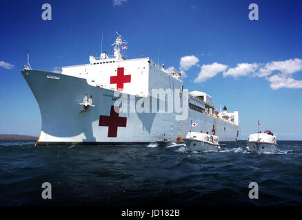 La nave ospedale USNS misericordia (T AH 19) mori al largo dell'isola di Kupang a Timor Ovest, Indonesia, come misericordia le due imbarcazioni da trasporto pazienti navetta e di membri dell'equipaggio e dalla riva. DoD foto di Chief Petty Officer Edward G. Martens, U.S. Navy. Foto Stock