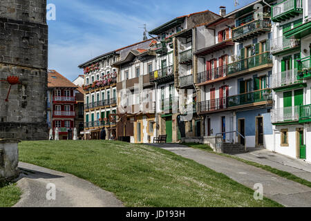 Arma Plaza e Hotel Carlos V nel centro della città di Hondarribia (Fuenterrabia) Guipuzkoa, Paesi Baschi Foto Stock