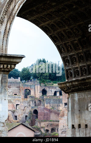 Vista del Foro Romano attraverso iconico Arco di Tito sulla Via Sacra Foto Stock