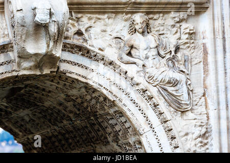 Frammento di bassorilievo su iconico Arco di Tito sulla Via Sacra nel Foro Romano Foto Stock