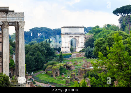 L'iconico Arco di Tito sulla Via Sacra nel Foro Romano Foto Stock