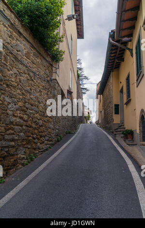 Stretta strada in salita con pareti su entrambi i lati a Fiesole, Italia Foto Stock