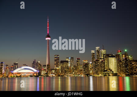 Toronto skyline al tramonto con la CN Tower e il Rogers Centre Foto Stock