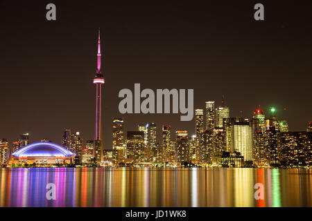 Toronto skyline notturno con la CN Tower e il Rogers Centre Foto Stock