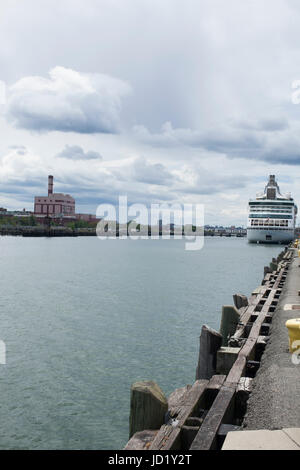 Royal Caribbean la grandezza dei mari come è ancorata a Flynn nero Terminale Falcon nel sud di Boston, Massachusetts. Foto Stock