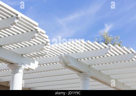 Bella casa Patio Copertura contro il cielo blu. Foto Stock