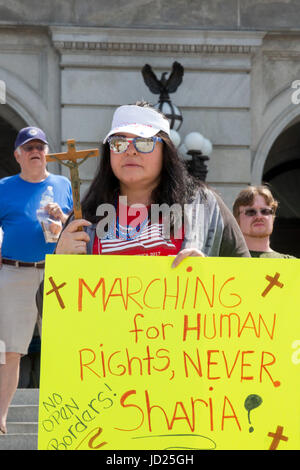 Harrisburg, Pennsylvania, Stati Uniti d'America - 10 Giugno 2017 - circa 50 membri di agire per l'America si sono stretti sui gradini della Pennsylvania State Capitol contro la Shari Foto Stock