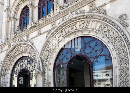 La facciata Neo-Manueline di Rossio Stazione Ferroviaria (Estaçao de Caminhos de Ferro do Rossio) in piazza Rossio a Lisbona, Portogallo. Foto Stock