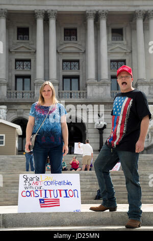 Harrisburg, Pennsylvania - circa 50 membri di agire per l'America si sono stretti sui gradini della Pennsylvania State Capitol contro la sharia. Agire per Amer Foto Stock