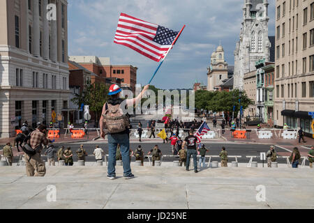 Harrisburg, Pennsylvania - circa 50 membri di agire per l'America si sono stretti sui gradini della Pennsylvania State Capitol contro la sharia. Agire per Amer Foto Stock