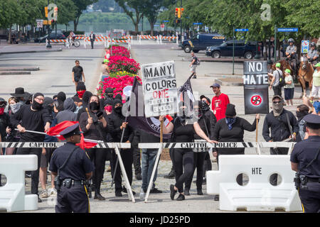 Harrisburg, Pennsylvania - Black Bloc anarchici contro-dimostrare contro un anti-musulmano, anti-sharia rally organizzato da ACT per l'America a penna Foto Stock