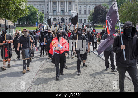 Harrisburg, Pennsylvania - Black Bloc anarchici contro-dimostrare contro un anti-musulmano, anti-sharia rally organizzato da ACT per l'America a penna Foto Stock