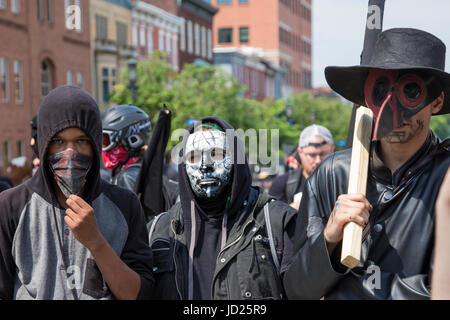 Harrisburg, Pennsylvania - Black Bloc anarchici contro-dimostrare contro un anti-musulmano, anti-sharia rally organizzato da ACT per l'America a penna Foto Stock