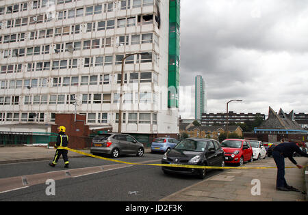 Postumi di un 2012 a torre fire al 6.o piano della Torre di Eddystone alto edificio nel sud est di Londra. Foto Stock