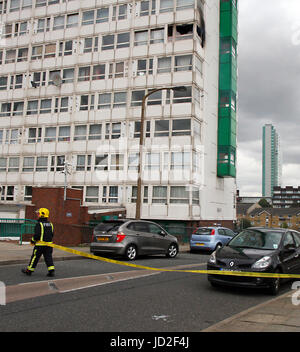 Postumi di un 2012 a torre fire al 6.o piano della Torre di Eddystone alto edificio nel sud est di Londra. Foto Stock