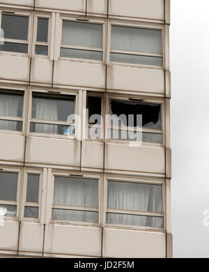 Postumi di un 2012 a torre fire al 6.o piano della Torre di Eddystone alto edificio nel sud est di Londra. Foto Stock