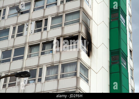 Postumi di un 2012 a torre fire al 6.o piano della Torre di Eddystone alto edificio nel sud est di Londra. Foto Stock