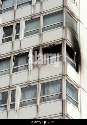 Postumi di un 2012 a torre fire al 6.o piano della Torre di Eddystone alto edificio nel sud est di Londra. Foto Stock