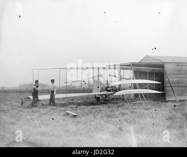 Wilbur ed Orville Wright con la loro seconda macchina motorizzata; Huffman Prairie, Dayton, Ohio. Foto Stock