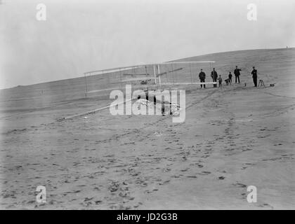 1903 macchina sulla pista di lancio a Big Kill Devil Hill, prima del 14 dicembre prova. Quattro uomini dal Kill Devil Hills stazione salvavita ha contribuito a spostare dal capannone alla collina, accompagnato da due piccoli ragazzi e un cane. Foto Stock